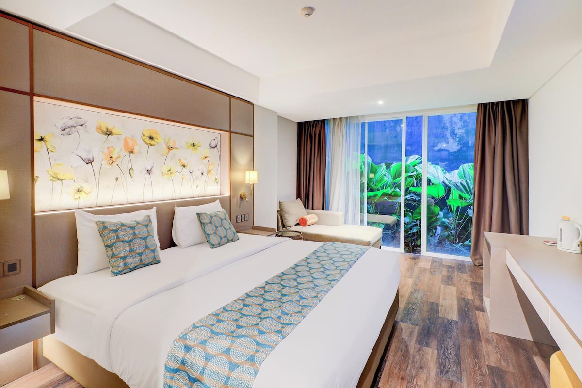 In-room safe, WiFi (free), bed sheets