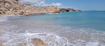 Complete villa with garden, pool and garage in a quiet location very close to the beach.