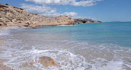 Komplette Villa mit Garten, Pool und Garage in ruhiger Lage ganz in Strandnähe.