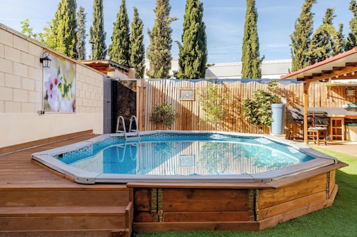 Complete villa with garden, pool and garage in a quiet location very close to the beach.