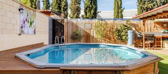 Complete villa with garden, pool and garage in a quiet location very close to the beach.