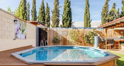 Complete villa with garden, pool and garage in a quiet location very close to the beach.