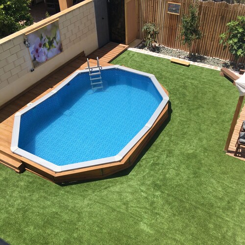 Komplette Villa mit Garten, Pool und Garage in ruhiger Lage ganz in Strandnähe.