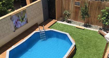 Komplette Villa mit Garten, Pool und Garage in ruhiger Lage ganz in Strandnähe.