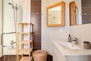 Dusche, Handtücher, Seife, Toilettenpapier