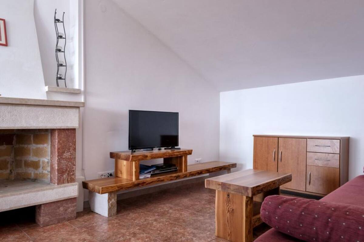 公寓 (Two Bedroom Apartment 2) | 客廳 | 32-吋平面電視，提供衛星頻道