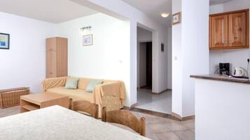Apartemen (Two Bedroom Apartment 1) | Ruang keluarga | Televisi layar datar 32-inci dengan saluran TV satelit