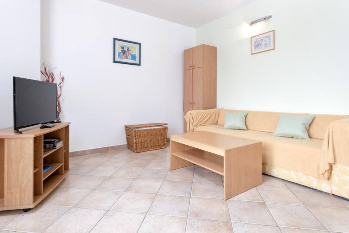 公寓 (Two Bedroom Apartment 1) | 客廳 | 32-吋平面電視，提供衛星頻道