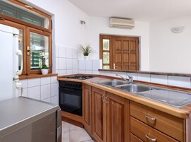 apartman (Two Bedroom Apartment 1) | Privát konyha | Hűtőszekrény
