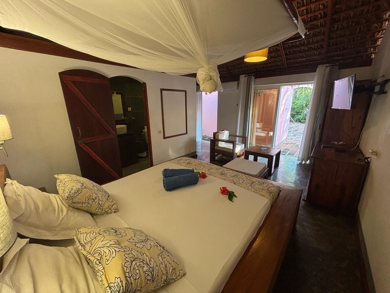 Una habitación de hotel con una cama, un escritorio y vistas al exterior.