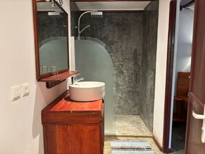 Deluxe Double Room | Bathroom | Shower, towels, soap, toilet paper - Hotel Restaurant Les Boucaniers (Nosy Be)