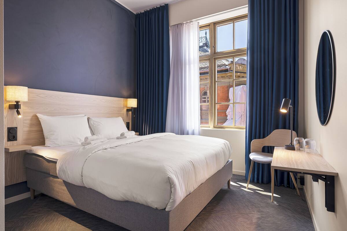 Desk, free WiFi, bed sheets