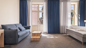 Family Room w/ French Balcony | โต๊ะทำงาน, Wi-Fi ฟรี, ผ้าปูที่นอน