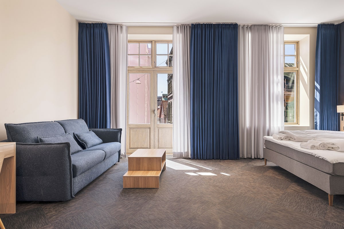 Family Room w/ French Balcony | Desk, free WiFi, bed sheets