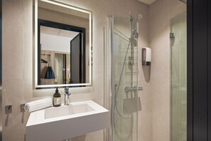 Shower, hair dryer, towels, soap - BREEZE Bergen City - Self-Service (Bergen)