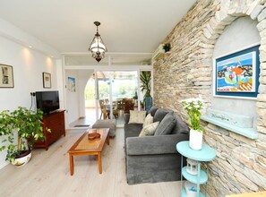 Lägenhet (Two-Bedroom Apartment) | Vardagsrum | 32-tums platt-tv med kabelkanaler