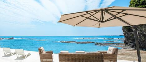 (Exclusive One-Group-Per-Day) Oceanfront Private Villa (Annex + Main Building Twin Rooms)Non Smoking | Terrace/patio