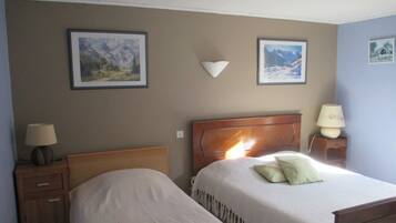 6 bedrooms, iron/ironing board, WiFi