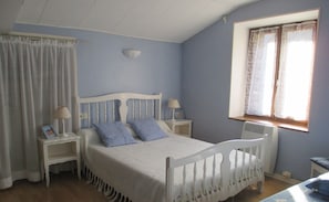 6 bedrooms, iron/ironing board, WiFi