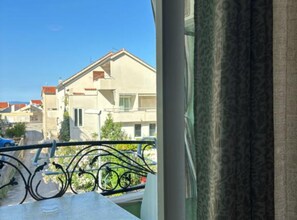 Apartment (Studio Apartment) | Balcony - Apartments Villa Mira Roso (Makarska)