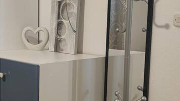 Apartment (One Bedroom Apartment 1) | Bathroom | Shower, towels