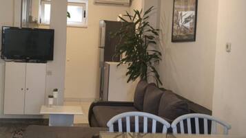 Căn hộ (One Bedroom Apartment 1) | Phòng khách | TV màn hình phẳng 32-inch có truyền hình cáp