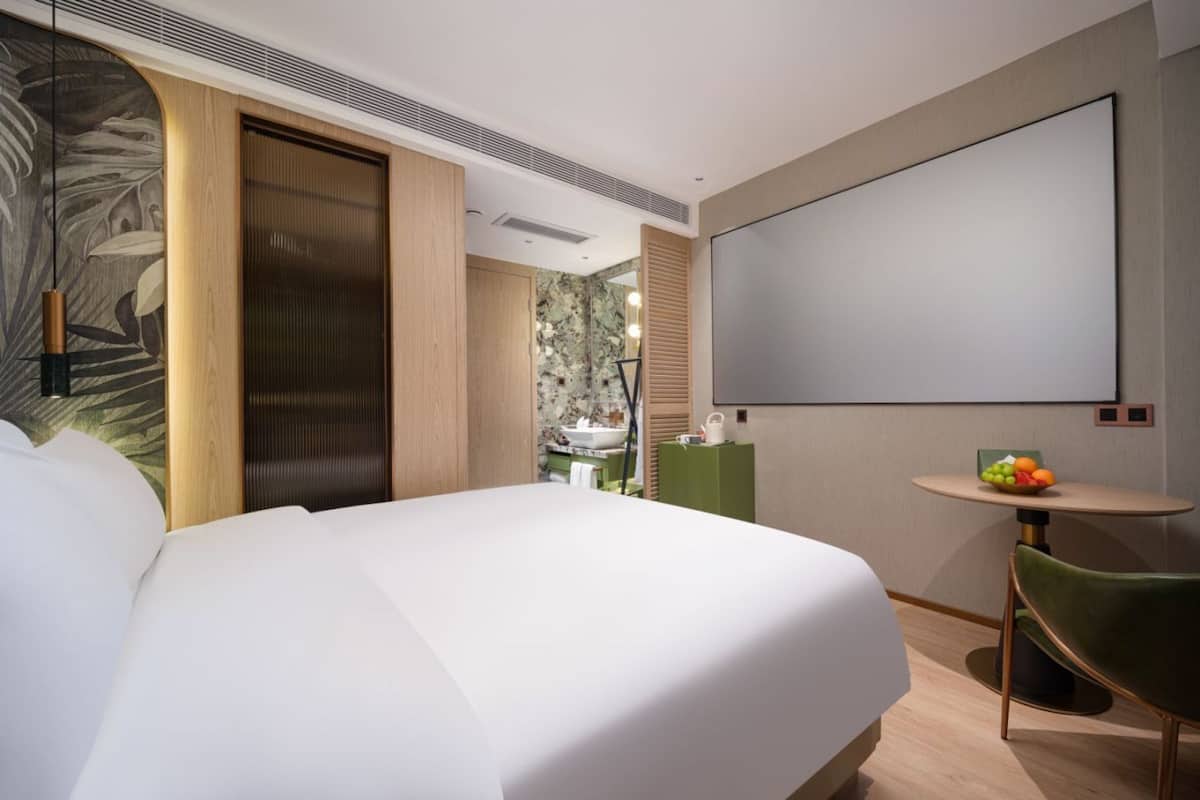 Single Room, 1 Queen Bed | Desk, iron/ironing board (on request), WiFi (free)