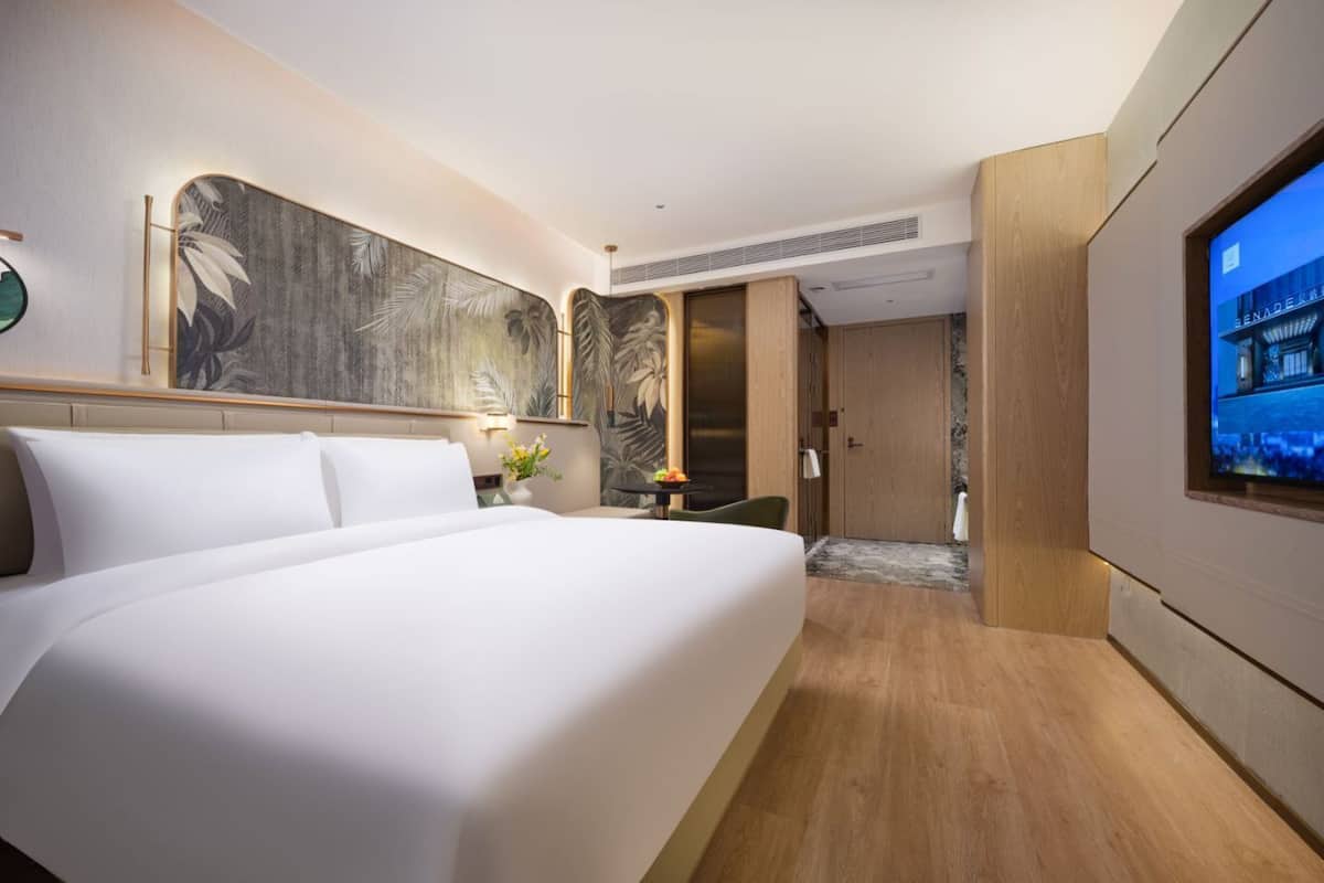 Comfort Room, 1 Queen Bed | Desk, iron/ironing board (on request), WiFi (free)