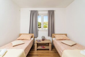 3 slaapkamers, een strijkplank/strijkijzer, wifi, beddengoed
