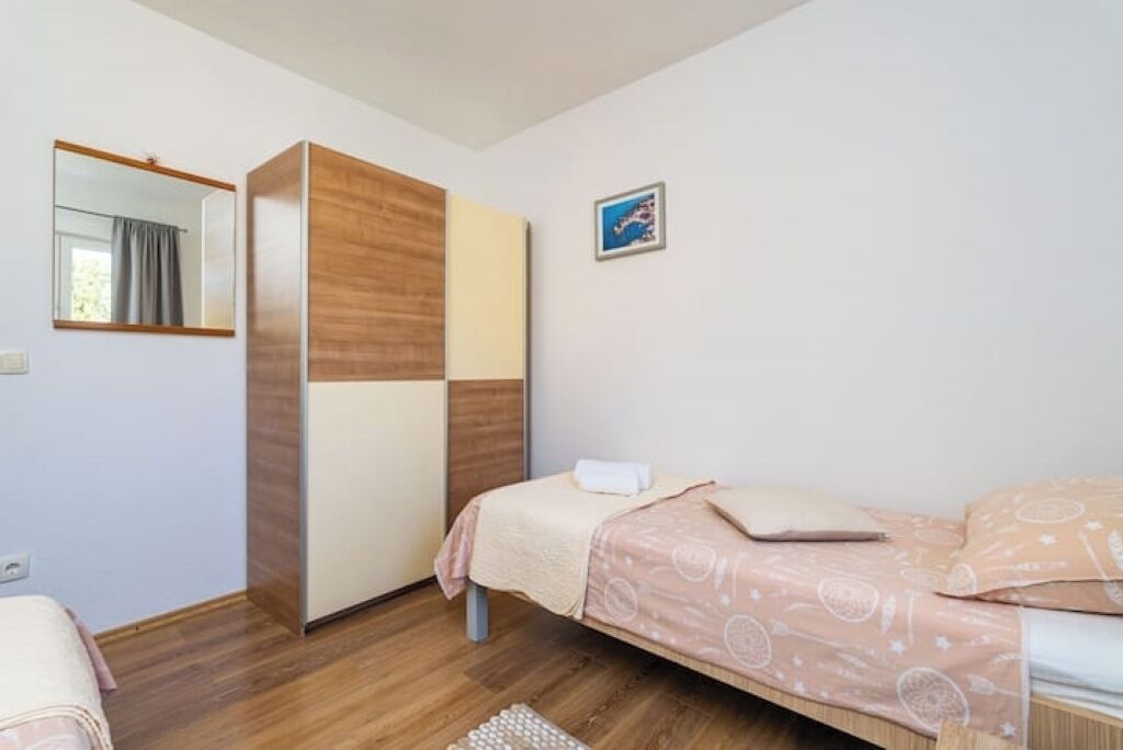 3 chambres, fer et planche à repasser, Wi-Fi, draps fournis
