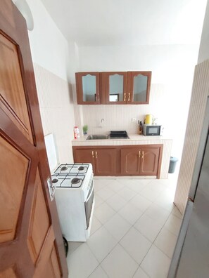 Kjøleskap, mikrobølgeovn, ovn og kokeplater