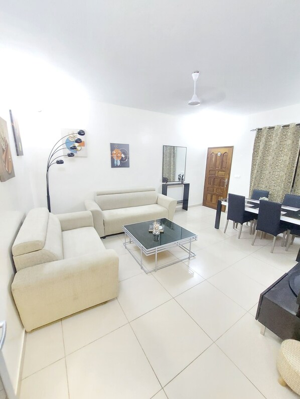 Smart-TV, peis og bøker