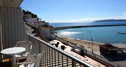 Studio in Spain With Beachfront & Pool Access