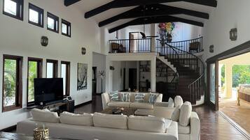 Smart TV, tavolo da ping pong, libri, impianto stereo