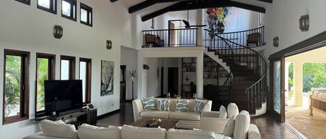 تلفزيون ذكي، تنس طاولة، كُتُب، ستيريو