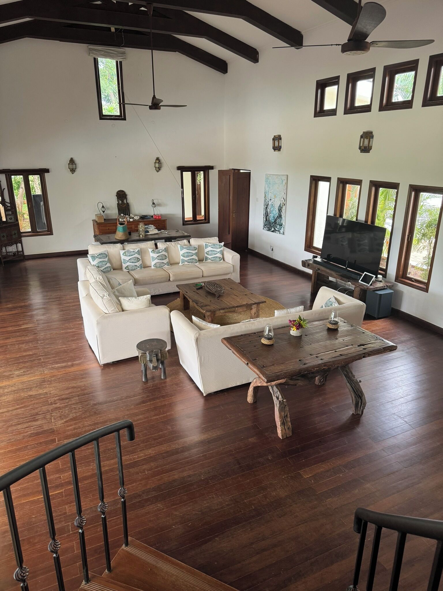 Smart TV, table tennis, books, stereo