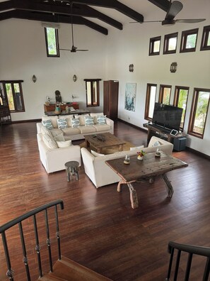 Smart TV, table tennis, books, stereo