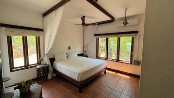 4 camere, una scrivania, ferro/asse da stiro, Wi-Fi gratuito