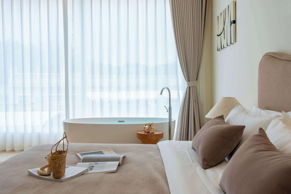 Signature Double Room | Soundproofing, free WiFi, bed sheets