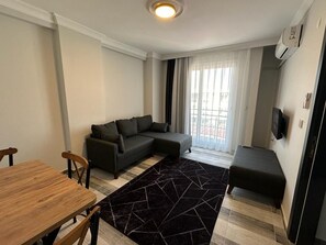 Suite luxueuse, vue sur la ville | Draps en coton égyptien, literie de qualité, minibar