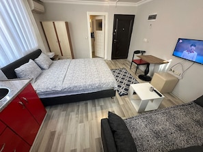 Estudio económico, vista a la ciudad | Sábanas de algodón egipcio, ropa de cama de alta calidad y minibar 