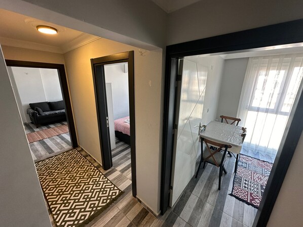 Suite Luxury, vista città | Area soggiorno | TV LCD 82 cm con canali satellitari