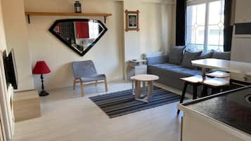 Deluxe Suite, City View | Egyptian cotton sheets, premium bedding, minibar, free WiFi