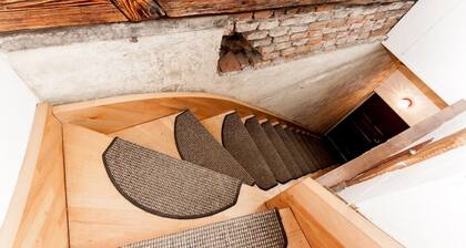 Authentic & Charming Loft-directly in the center