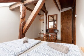 2 bedrooms, iron/ironing board, WiFi, bed sheets - Authentic & Charming Loft-directly in the center (Košický kraj)