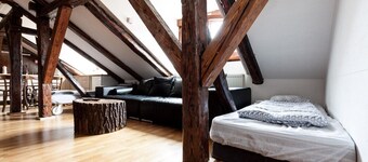 Authentic & Charming Loft-directly in the center