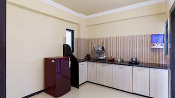 Superior Apartment | Private kitchen | Fridge, cookware/dishes/utensils
