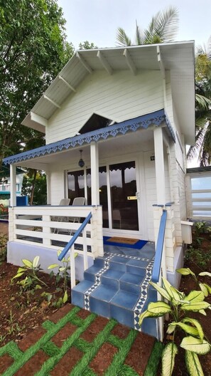 Luxury Cottage, 1 Bedroom | Desk, laptop workspace, free WiFi