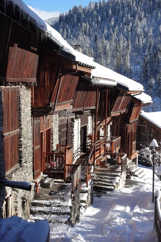 Chalet Tsaré: Charm and comfort in the heart of the 3 Valleys.