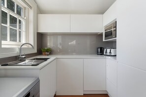 Fridge, microwave, stovetop, dishwasher - Ridgedale Cottage, Bayview. The perfect romantic retreat! (Bayview)